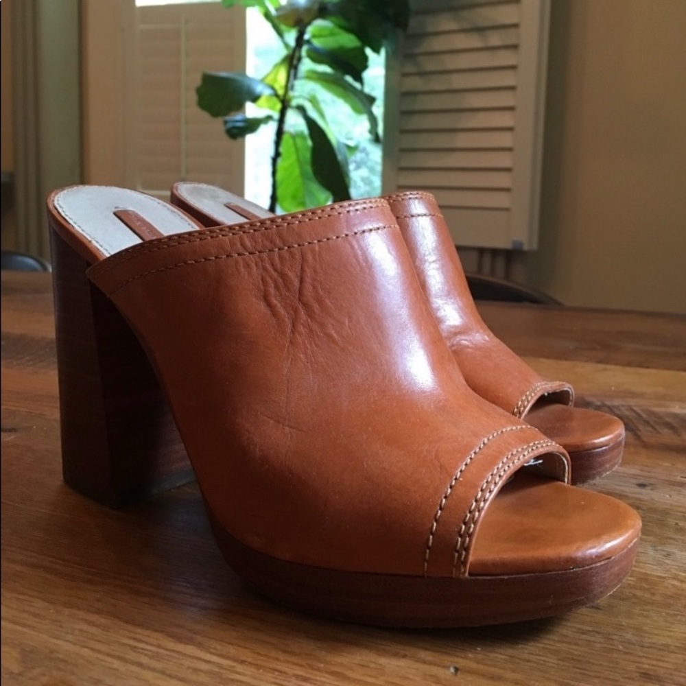 Beautiful Frye mule block heel sandals!